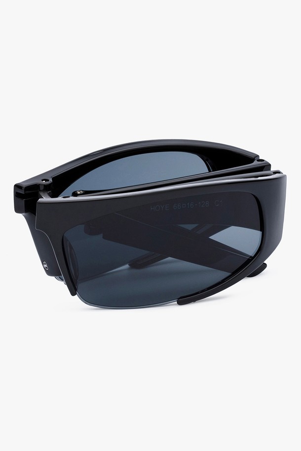 HOYE SUNGLASS (5 컬러)는 일상 및 스포츠 활동에 적합한 남녀 공용 선글라스입니다. 플라스틱 소재로 제작되었으며, 자외선 차단 기능을 제공하여 눈을 보호합니다. 스포티한 스타일과 미니멀한 디자인으로 러닝룩, 휴가룩 등 다양한 TPO에 매치하기 좋습니다. 무지 패턴의 블랙 컬러 렌즈 일체형 선글라스로, 활동적인 당신의 스타일에 포인트를 더해보세요.
