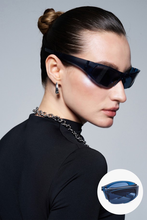 HOYE 선글라스 5 COLOR는 일상 및 스포츠 활동에 적합한 선글라스입니다. 플라스틱 소재로 제작되었으며, 스포티하고 캐주얼한 스타일을 연출합니다. 랩어라운드 스타일의 블루 컬러 무지 디자인으로, 자외선(UV)을 효과적으로 차단해 줍니다. 봄, 여름 시즌에 착용하기 좋으며, 스포티한 디자인이 특징입니다. 선글라스 프레임으로 스타일리시함을 더했습니다.
