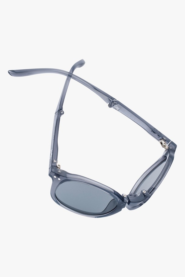 [예약배송] 제헤 선글라스 4컬러는 미니멀하고 베이직한 스타일을 추구하는 분들을 위한 선글라스입니다. 블랙과 그레이 두 가지 색상으로 출시되었으며, 플라스틱 소재의 오버사이즈 프레임 디자인이 특징입니다. 봄, 여름, 여행 및 휴가철에 자외선으로부터 눈을 보호하며, 스타일리시한 룩을 연출할 수 있습니다. 
