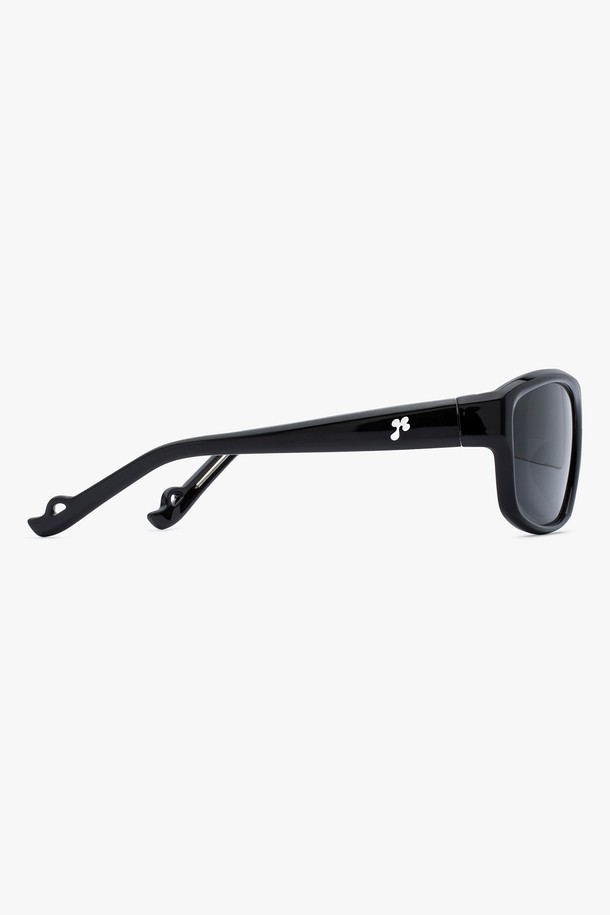 GEM SUNGLASS (젬 선글라스) 3 COLOR는 공용으로 착용 가능한 미니멀하고 클래식한 스타일의 선글라스입니다. 블랙, 매트블랙, HOPI 3가지 컬러로 출시되었으며, TR소재를 사용하여 내구성과 고탄성을 갖췄습니다. UV400 보호 기능과 99.99% 자외선 차단 기능을 제공하여 봄, 여름철 눈 건강을 지켜줍니다. 무지 디자인에 무도수 렌즈를 사용하여 편안하게 착용할 수 있으며, 유니섹스 디자인으로 누구나 부담 없이 즐길 수 있습니다.