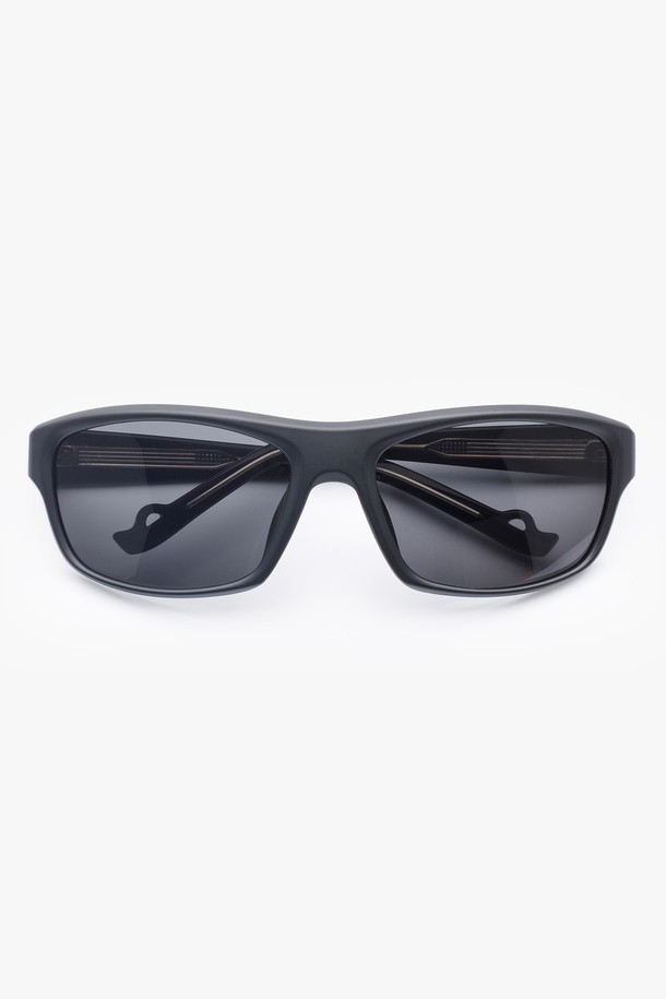 GEM SUNGLASS (젬 선글라스) 3 COLOR는 미니멀하고 모던한 스타일의 선글라스입니다. TR 소재로 제작되어 가볍고 편안한 착용감을 선사하며, UV 차단 기능을 통해 눈을 보호합니다. 블랙, 매트 블랙 2가지 컬러로 출시되었으며, 클로버 쉐입과 알파벳 R 디자인으로 포인트를 더했습니다. 여행룩, 미니멀, 클래식, 시크 스타일을 즐기는 분들께 추천하며, 고탄성과 부드러운 곡선 디자인, 사이버네틱 무드가 특징입니다. 구성품으로 보호 케이스, 렌즈 클리닝 천, 데모렌즈가 포함되어 있습니다.
