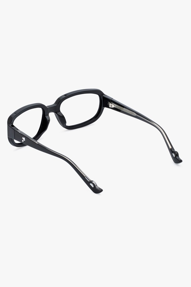 NOAH GLASS BLACK(노아 글래스 블랙) 선글라스는 미니멀하고 모던한 스타일을 추구하는 분들을 위한 아이템입니다. 플라스틱 소재의 블랙 프레임과 블랙 렌즈가 시크한 매력을 더하며, 사계절 내내 착용하기 좋습니다. 오버사이즈 프레임과 두꺼운 디자인으로 트렌디함을 강조하고, 자외선 차단 기능으로 눈 건강까지 챙길 수 있습니다. 일상생활에서 스타일리시하게 연출하기 좋은 실용적인 선글라스입니다.
