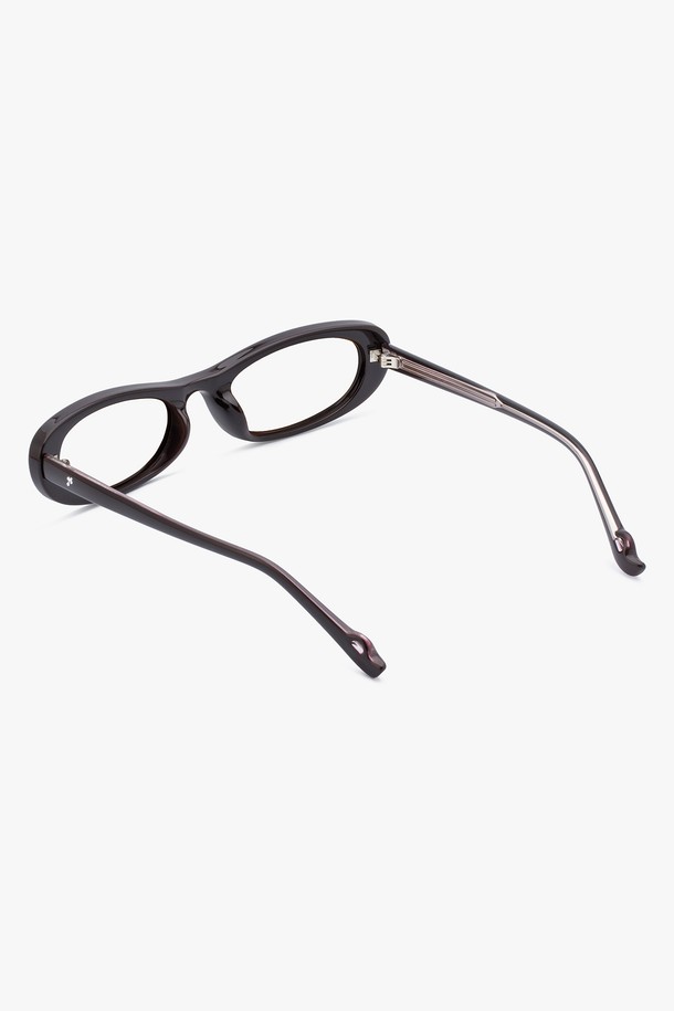 AUBE GLASS 3 COLOR(오브 글라스 3 컬러)는 남녀 모두 착용 가능한 유니섹스 디자인의 안경테입니다. 브라운과 블랙 두 가지 색상으로 출시되었으며, 미니멀하고 지적인 스타일을 연출합니다. 초경량 TR 소재와 아크릴 소재를 사용하여 편안한 착용감을 제공하며, 고탄성으로 내구성을 높였습니다. 슬림 오벌 프레임 디자인으로 오피스룩에 잘 어울리며, UV 차단 기능과 처방 렌즈 교체가 가능합니다. 착탈식 렌즈와 데모 렌즈가 포함되어 있어 실용적입니다.
