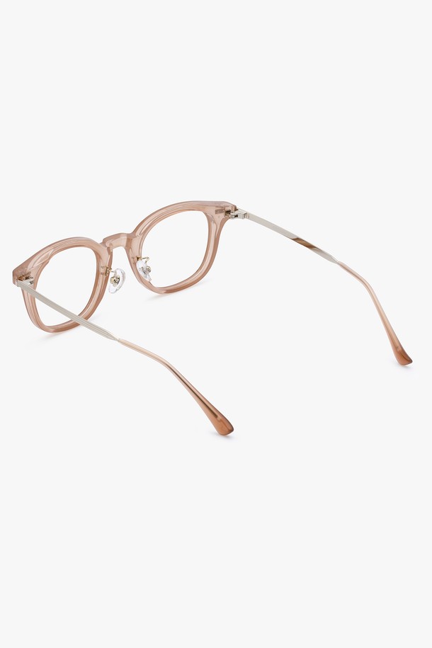 X.KAY 글래스 2 컬러는 여성용 선글라스로, 페미닌한 스타일을 연출하기에 좋습니다. 플라스틱 소재의 오버사이즈 프레임에 핑크 컬러 렌즈를 사용하여 로맨틱하고 클래식한 분위기를 더합니다. 자외선 차단 기능을 갖춰 일상생활은 물론 데이트룩에도 제격입니다. 특히 투톤 컬러 디자인이 돋보여 개성 있는 스타일을 완성할 수 있습니다.
