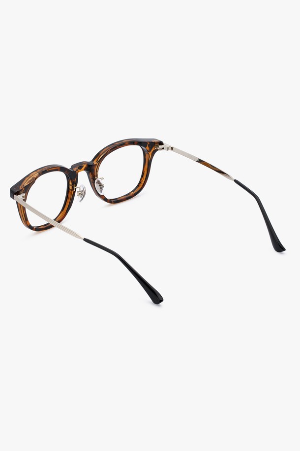 X.KAY 글래스 2 컬러는 여성 고객을 위한 클래식한 스타일의 브라운 색상 안경테입니다. 플라스틱 소재로 제작되어 사계절 내내 착용하기 좋으며, UV 차단 기능으로 눈을 보호해줍니다. 여행룩 또는 데이트룩에 미니멀하고 캐주얼한 무드를 더해주는 아이템입니다. 무지 디자인으로 어떤 스타일에도 쉽게 매치할 수 있는 데일리 안경테입니다.
