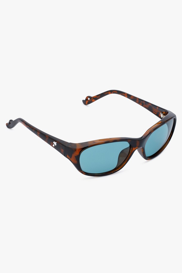 CORA SUNGLASS (3 컬러)는 미니멀하고 시크한 스타일을 추구하는 공용 선글라스입니다. Black과 Matte Black 두 가지 색상으로 출시되었으며, TR 소재로 제작되어 튼튼합니다. 고글 스타일 프레임과 두꺼운 림 디자인, 유선형 디자인이 사이버 무드를 연출하며, 클로버 형태를 기반으로 한 부드러운 곡선이 특징입니다. UV 차단 기능을 제공하여 일상생활에서 눈을 보호해주며, 선글라스 케이스와 렌즈 클리닝 천이 함께 구성되어 더욱 실용적입니다.
