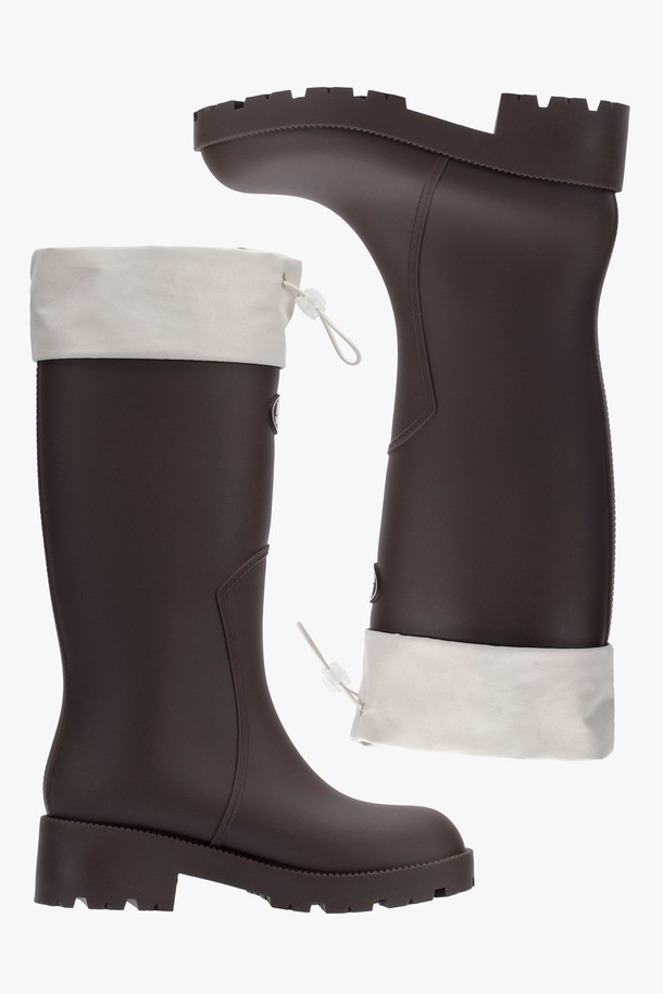 HOU LONG(호우 롱) 레인 부츠 5 컬러는 여성용 레인부츠입니다. 라운드 앞코에 5cm 청키힐을 적용하여 안정적인 착화감을 제공하며, 블랙, 브라운, 그레이, 아이보리, 레몬 5가지 컬러로 출시되었습니다. 롱부츠 디자인에 카프(calf) 라인이 돋보이며, 상단 스트랩과 셔링 디테일이 더해져 스타일리시함을 더했습니다. 논슬립 아웃솔과 방수, 미끄럼 방지 기능을 갖춰 일상생활과 우천 시에도 안전하게 착용할 수 있습니다. PVC 소재에 원형 로고 패턴으로 미니멀, 클래식, 캐주얼 스타일을 연출해보세요.
