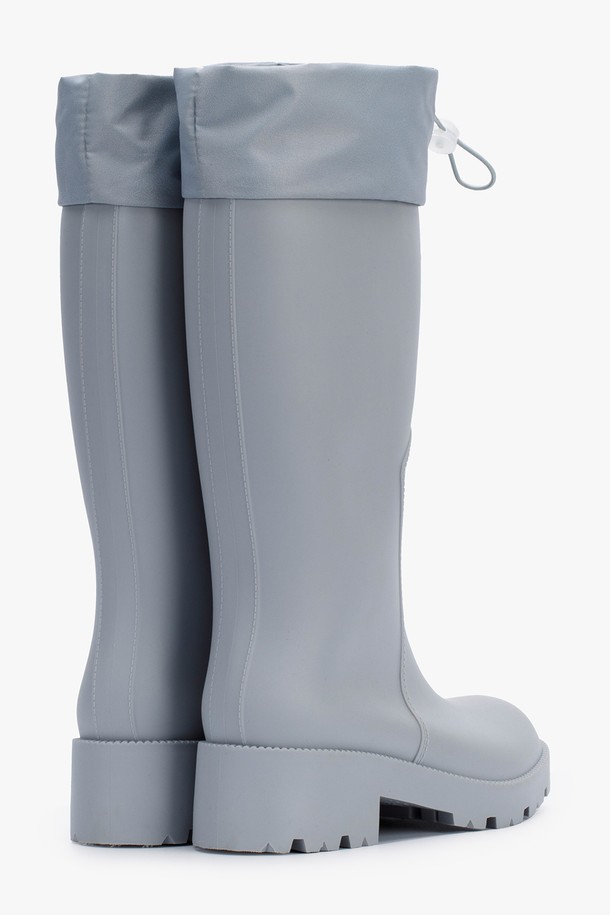 HOU 롱 레인 부츠는 5가지 다채로운 컬러(블랙, 브라운, 그레이, 아이보리, 레몬)로 출시되어 넉넉한 선택지를 제공합니다. 일상과 우천 시 모두 활용 가능한 이 부츠는 5cm 통굽 디자인과 셔링 탑라인으로 캐주얼하면서도 미니멀한 스타일을 연출합니다. 논슬립 아웃솔과 넓은 아웃솔 디자인으로 미끄럼 방지 기능을 갖췄으며, 방수 소재(PVC)와 커프 디테일로 실용성을 더했습니다. 부츠와 함께 더스트백이 포함되어 보관 또한 용이합니다.
