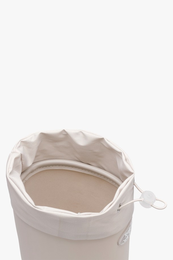 HOU LONG 레인 부츠 5 컬러는 여성용 레인부츠로, 일상생활과 우천 시 모두 활용 가능합니다. 블랙, 브라운, 그레이, 아이보리, 레몬 5가지 다채로운 컬러로 출시되어, 여행룩, 캐주얼, 미니멀, 클래식 등 다양한 스타일을 연출할 수 있습니다. 5cm 청키힐과 롱부츠 디자인으로 다리 라인을 더욱 돋보이게 하며, PVC 소재에 원형 로고 디테일, 미끄럼 방지 밑창, 넓은 밑창 설계, 상단 스트랩 디자인으로 기능성과 스타일을 모두 갖췄습니다. 먼지백과 패키지 박스도 함께 제공됩니다.
