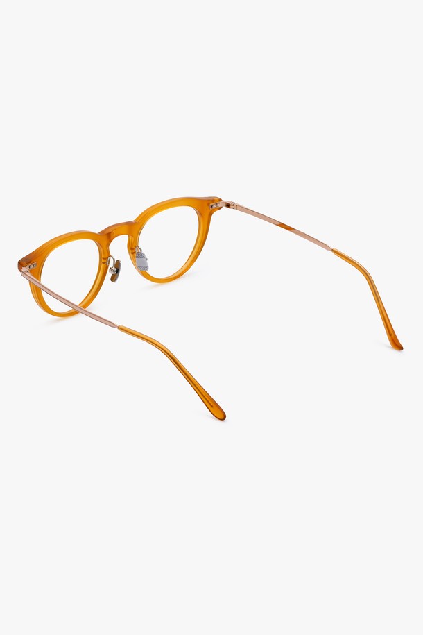아세테이트 미미 글래스 펌킨 안경테는 미니멀한 디자인과 클래식한 스타일을 결합한 제품입니다. 블랙, 호피, 펌킨 세 가지 색상으로 출시되었으며, 아세테이트와 티타늄의 견고한 조합으로 제작되어 내구성을 높였습니다. UV400 보호 및 블루라이트 차단 기능을 통해 눈 건강을 지켜주며, 조절 가능한 코패드와 교체 가능한 렌즈로 편안한 착용감을 제공합니다. 일상생활에서 세련된 스타일을 연출하고 싶은 모든 분들께 추천합니다.
