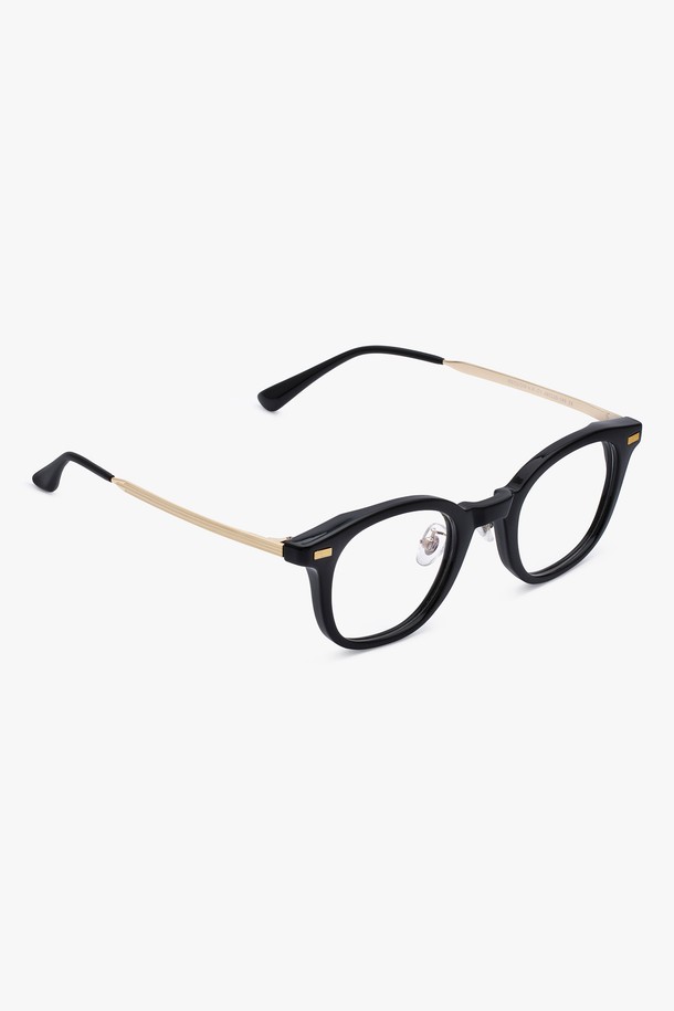 X.KAY 글래스 골드 블랙은 여성 고객을 위한 선글라스입니다. 클래식하고 모던한 스타일을 연출하며, 데이트룩에 잘 어울립니다. 사각형 오버사이즈 디자인에 블랙 렌즈와 골드 메탈 프레임이 세련된 조화를 이룹니다. 자외선 차단 기능이 있으며, 일상에서 편안하게 착용할 수 있습니다. 
