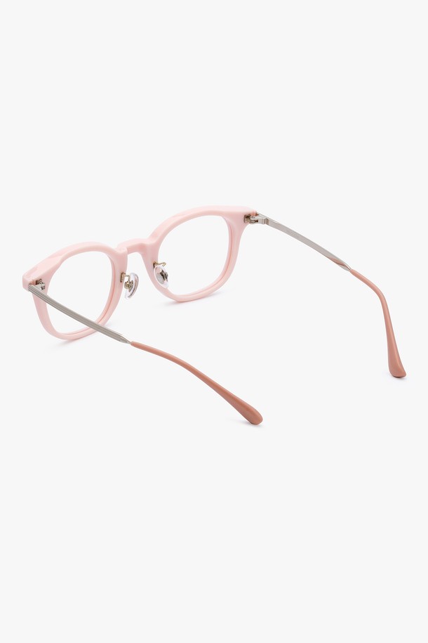 X.KAY 글라스 핑크는 여성들을 위한 캐주얼 스타일의 사각 프레임 안경테입니다. 핑크색 플라스틱 소재로 제작되었으며, 가볍게 착용할 수 있어 일상생활에서 편안함을 제공합니다. 봄, 여름, 가을, 겨울 사계절 모두 착용 가능하며, 투명한 렌즈가 특징입니다. 미니멀한 디자인으로 다양한 스타일에 매치하기 좋습니다.