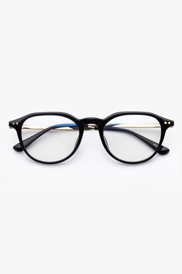 X.YOUNG GLASS GOLD BLACK(엑스.영 글라스 골드 블랙)은 클래식하고 미니멀한 스타일을 추구하는 분들을 위한 선글라스입니다. 골드와 블랙의 투톤 컬러 조합이 세련된 느낌을 주며, 금속 소재의 메탈 프레임으로 제작되어 견고합니다. 일반형 프레임 형태에 자외선 차단 기능을 갖춰, 사계절 내내 일상에서 편안하게 사용할 수 있습니다. 어떤 스타일에도 잘 어울리는 디자인으로, 당신의 개성을 더욱 돋보이게 해줍니다.
