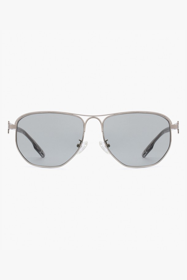 STAINLESS VEIL SUNGLASS GRAY는 미니멀하고 클래식한 스타일을 추구하는 분들을 위한 선글라스입니다. 스테인리스 소재로 제작되어 견고하며, 오버사이즈의 베일형 디자인이 세련된 느낌을 더합니다. 그레이 컬러 렌즈는 자외선 차단 기능을 제공하여 눈을 보호해 줍니다. 일상생활에서 편안하게 착용할 수 있는 실용적인 아이템으로, 메탈릭한 질감이 고급스러움을 더합니다. 사계절 내내 다양한 스타일 연출에 활용할 수 있습니다.
