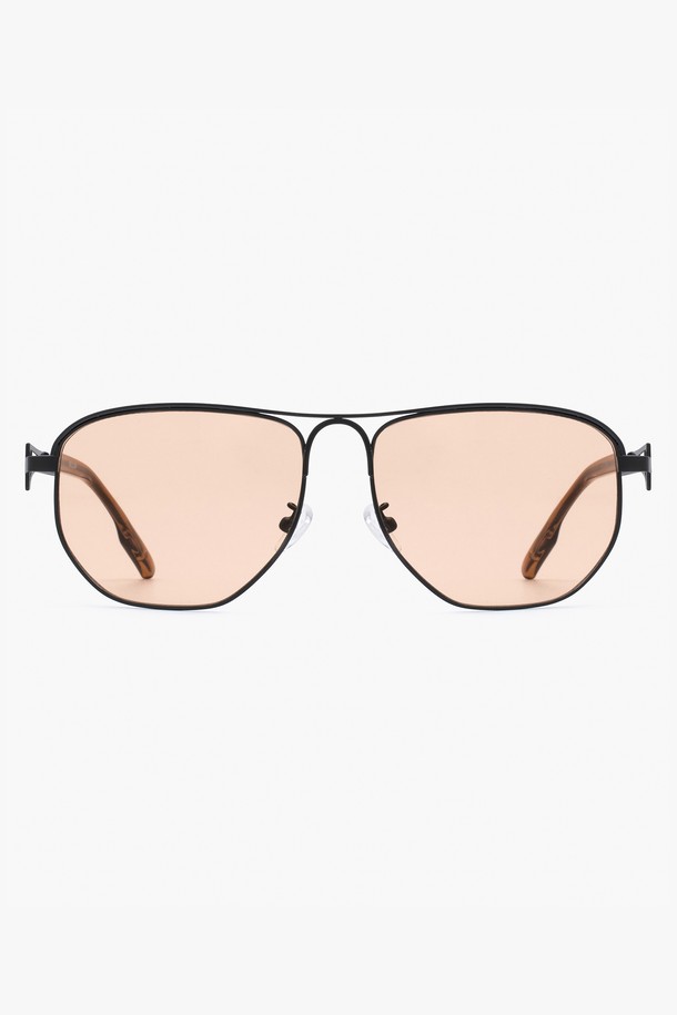 STAINLESS VEIL SUNGLASS BROWN(스테인리스 베일 선글라스 브라운)은 미니멀하고 클래식한 스타일을 추구하는 여성 고객을 위한 선글라스입니다. 브라운 컬러 렌즈와 오버사이즈 프레임이 세련된 분위기를 연출하며, 스테인리스 소재로 제작되어 내구성이 뛰어납니다. 일상생활에서 자외선을 효과적으로 차단해주며, 베일형 디자인과 일자형 브릿지가 독특한 포인트를 더합니다. 봄, 여름 시즌에 데일리 아이템으로 활용하기 좋습니다.
