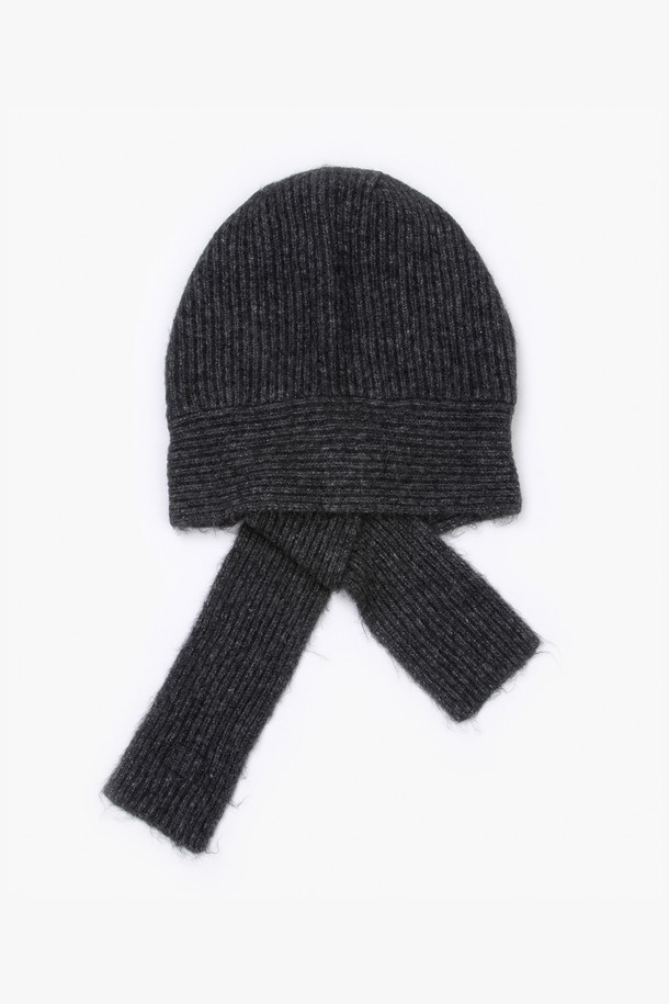 MOCHI 발라클라바 차콜은 울과 아크릴 혼방 소재로 제작되어 부드러운 촉감을 자랑하는 방한용 발라클라바입니다. 깊은 모자 깊이와 목까지 감싸는 디자인으로 가을, 겨울철 추위로부터 얼굴 전체를 따뜻하게 보호해줍니다. 무지 패턴의 차콜 컬러는 클래식, 미니멀, 캐주얼 등 다양한 스타일 연출에 용이하며, 등산룩, 캠핑룩, 출근룩 등 TPO에 구애받지 않고 활용할 수 있습니다. 스카프 형태 디자인으로 편안하게 착용 가능하며, 두꺼운 두께감으로 보온성을 높였습니다. 
