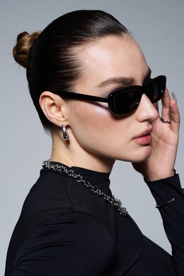 ASHER(아셔) 선글라스 3 COLOR는 공용으로 착용 가능한 선글라스입니다. 미니멀하고 베이직한 스타일의 블랙 색상으로, 봄, 여름 계절에 착용하기 좋습니다. 플라스틱 소재로 제작되었으며, 자외선 차단 기능을 제공하여 일상생활은 물론 여행룩과 휴가룩에도 잘 어울립니다. 오버사이즈 프레임으로 스타일리시함을 더하며, 클래식과 캐주얼 스타일 모두 소화 가능합니다.
