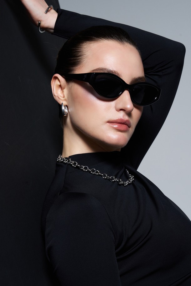 미코 선글라스 4 컬러는 미니멀하고 모던한 스타일을 추구하는 분들을 위한 선글라스입니다. 캣아이 쉐입과 슬림한 디자인이 특징이며, 블랙 컬러의 렌즈가 시크한 매력을 더합니다. 플라스틱 소재로 제작되어 가볍고 편안한 착용감을 선사하며, 봄, 여름철 여행룩, 휴가룩에 포인트를 줄 수 있습니다. 자외선 차단 기능으로 눈 건강까지 보호해주는 실용적인 아이템입니다. 예약 배송으로 만나보세요.
