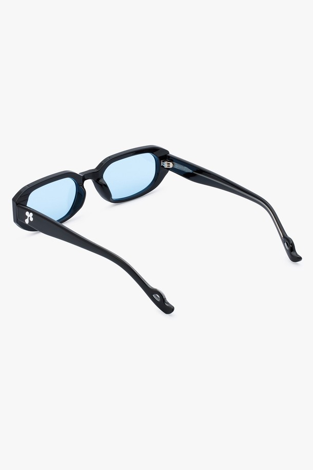 LUX SUNGLASS (럭스 선글라스) 4 COLOR는 일상, 여행, 휴가 등 다양한 TPO에 활용하기 좋은 선글라스입니다. 플라스틱 소재로 제작되었으며, 캐주얼, 미니멀, 클래식 스타일을 모두 아우릅니다. 무지 패턴에 오버사이즈 프레임으로 시원한 느낌을 주며, 봄, 여름 계절에 착용하기 좋습니다. 자외선 차단 기능(UV400)으로 눈을 보호하고, 블랙, 블루 두 가지 컬러로 선택 가능합니다.
