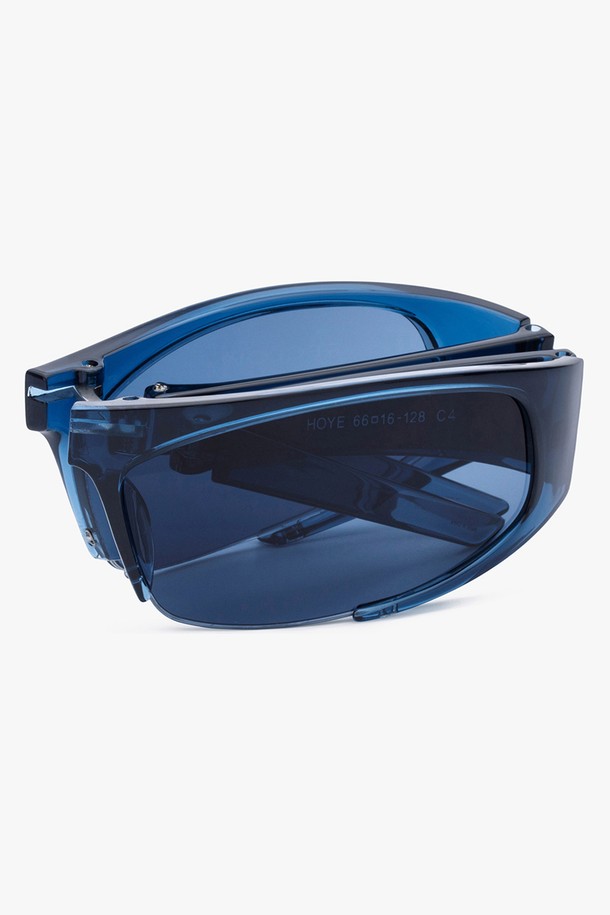 HOYE 선글라스 5 COLOR는 일상 및 스포츠 활동에 적합한 선글라스입니다. 플라스틱 소재로 제작되었으며, 스포티하고 캐주얼한 스타일을 연출합니다. 랩어라운드 스타일의 블루 컬러 무지 디자인으로, 자외선(UV)을 효과적으로 차단해 줍니다. 봄, 여름 시즌에 착용하기 좋으며, 스포티한 디자인이 특징입니다. 선글라스 프레임으로 스타일리시함을 더했습니다.
