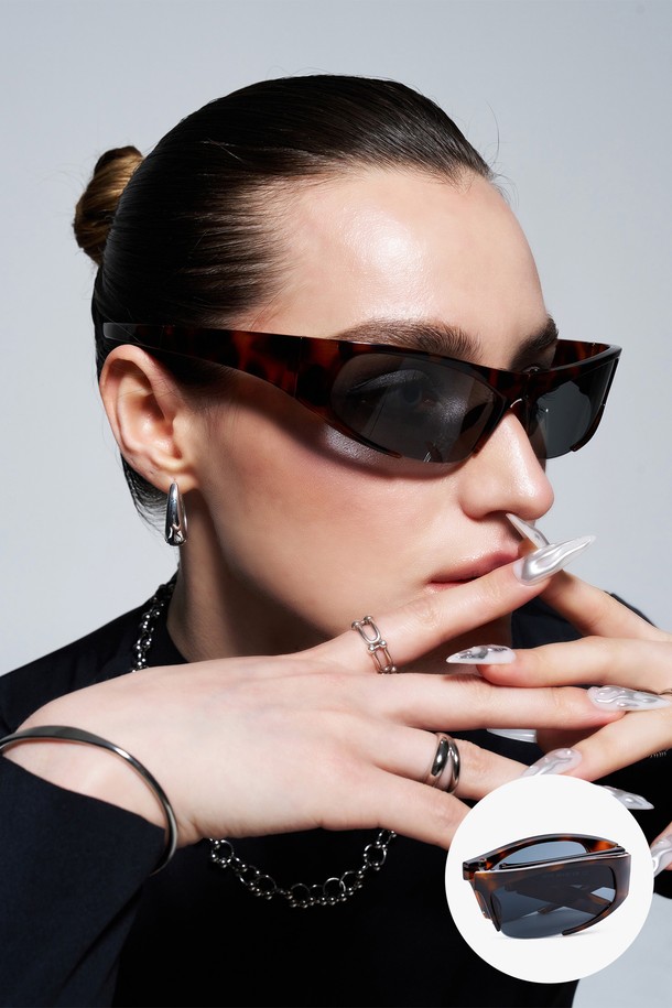 HOYE 선글라스 5가지 컬러를 만나보세요. 브라운 프레임에 블랙 렌즈가 시크한 조화를 이루는 이 선글라스는 일상, 여행, 휴가, 러닝 등 다양한 TPO에 활용 가능합니다. 플라스틱 소재로 제작되어 가볍고 편안하며, 자외선 차단 기능으로 눈을 보호해 줍니다. 스포티, 캐주얼, 미니멀 스타일을 즐기는 분들께 추천하며, 무지 디자인으로 어떤 스타일에도 쉽게 매치할 수 있습니다. 봄, 여름 시즌에 스타일리시함을 더해 줄 HOYE 선글라스와 함께 멋을 내보세요.
