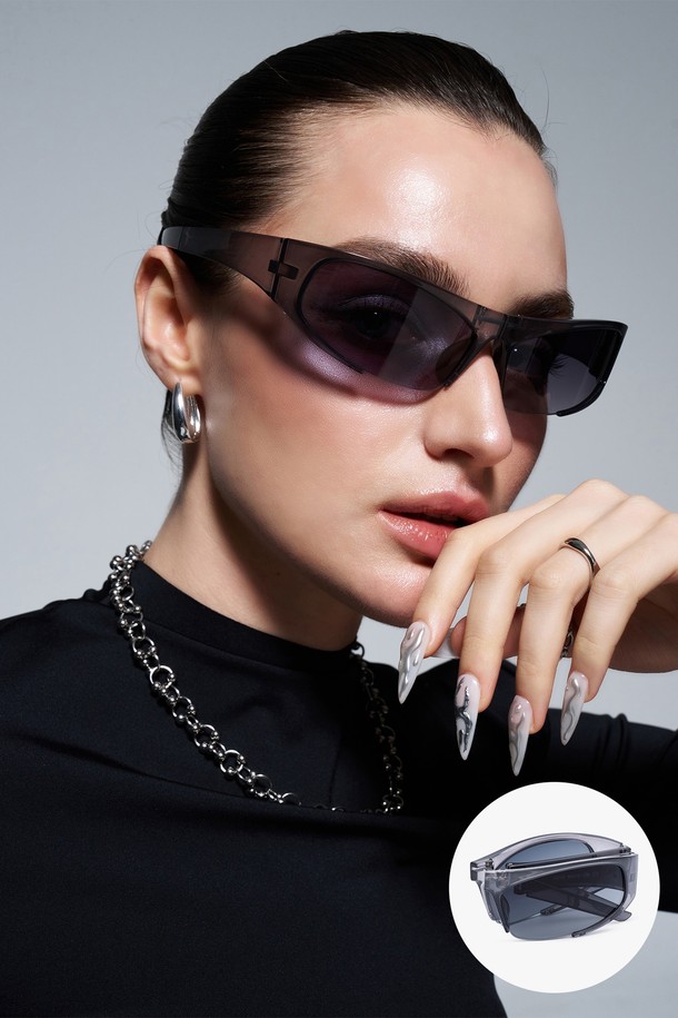 HOYE SUNGLASS (HOYE 선글라스) 5 COLOR는 일상과 스포츠 활동에 모두 적합한 공용 선글라스입니다. 블랙, 그레이 2가지 색상으로 제공되며, 봄, 여름 계절에 착용하기 좋습니다. 플라스틱 소재로 제작되었으며, 스포티하고 캐주얼한 스타일을 연출합니다. 자외선 차단 기능이 있으며, 렌즈 일체형과 스포티한 디자인, 프레임 디자인이 특징입니다.
