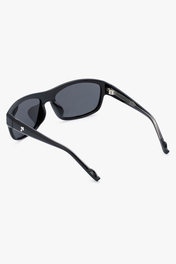 GEM SUNGLASS (젬 선글라스) 3 COLOR는 공용으로 착용 가능한 미니멀하고 클래식한 스타일의 선글라스입니다. 블랙, 매트블랙, HOPI 3가지 컬러로 출시되었으며, TR소재를 사용하여 내구성과 고탄성을 갖췄습니다. UV400 보호 기능과 99.99% 자외선 차단 기능을 제공하여 봄, 여름철 눈 건강을 지켜줍니다. 무지 디자인에 무도수 렌즈를 사용하여 편안하게 착용할 수 있으며, 유니섹스 디자인으로 누구나 부담 없이 즐길 수 있습니다.