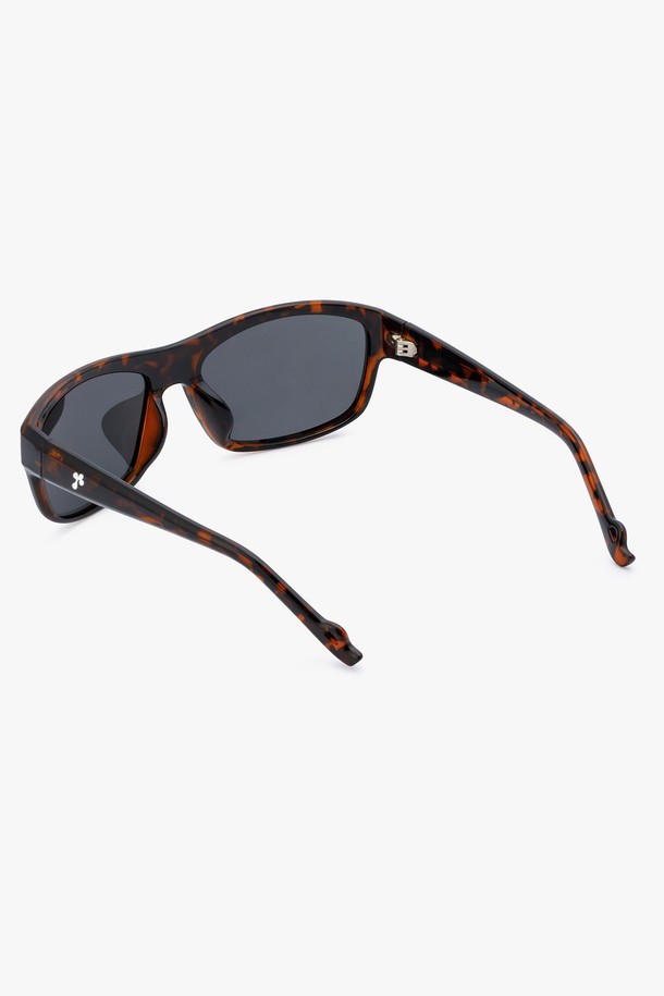 GEM(젬) 선글라스 3 COLOR는 미니멀하고 클래식한 스타일을 추구하는 분들을 위한 선글라스입니다. 블랙, 무광 블랙, HOPI(호피) 세 가지 세련된 컬러로 출시되었으며, TR 소재를 사용하여 가볍고 편안한 착용감을 제공합니다. UV(자외선) 차단 기능을 갖춰 눈을 보호하며, 고탄성 및 내구성이 뛰어난 TR 소재로 제작되어 오랫동안 사용할 수 있습니다. 클로버 쉐입 디자인과 부드러운 곡선으로 세련됨을 더했으며, 유니섹스 디자인으로 남녀 모두 착용 가능합니다. 보호 케이스와 렌즈 클리닝천이 함께 구성되어 편의성을 높였습니다.
