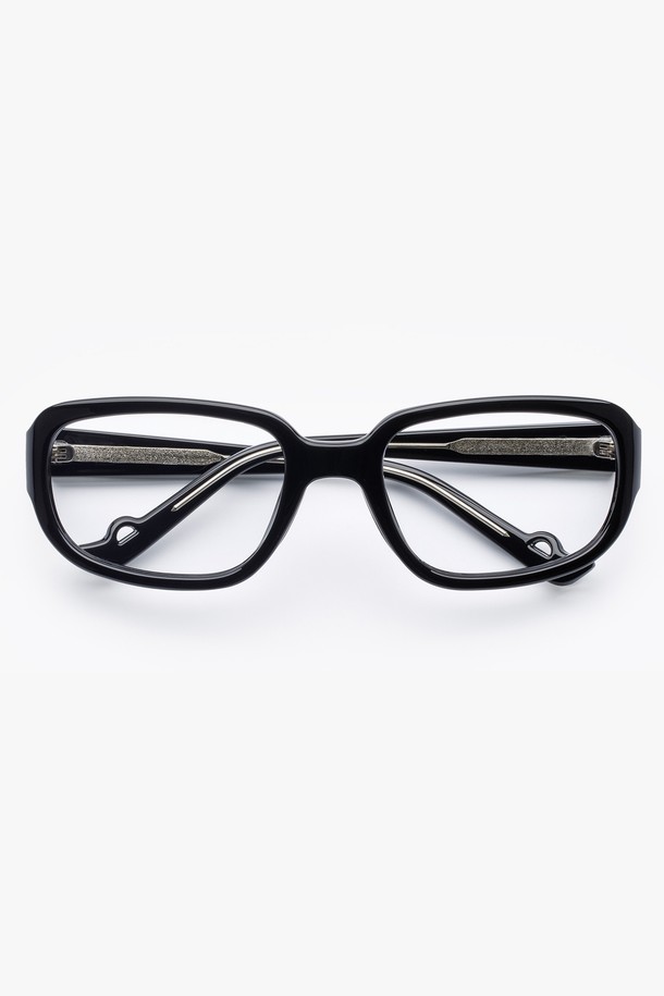 NOAH GLASS BLACK(노아 글래스 블랙) 선글라스는 미니멀하고 모던한 스타일을 추구하는 분들을 위한 아이템입니다. 플라스틱 소재의 블랙 프레임과 블랙 렌즈가 시크한 매력을 더하며, 사계절 내내 착용하기 좋습니다. 오버사이즈 프레임과 두꺼운 디자인으로 트렌디함을 강조하고, 자외선 차단 기능으로 눈 건강까지 챙길 수 있습니다. 일상생활에서 스타일리시하게 연출하기 좋은 실용적인 선글라스입니다.
