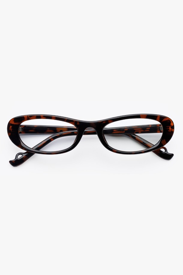 AUBE GLASS 3 COLOR(오브 글라스 3 컬러)는 미니멀하고 모던한 스타일의 안경테입니다. 블랙과 호피 브라운 두 가지 색상으로 출시되었으며, TR, Metal, Acrylic(아크릴) 소재를 사용하여 제작되었습니다. UV 차단 기능과 렌즈 교체가 가능한 실용적인 제품으로, 일상생활은 물론 카페룩과 데이트룩에도 잘 어울립니다. 알파벳 R 디자인을 기반으로 부드러운 곡선과 클로버 모티프 디테일이 돋보이며, 데모 렌즈와 케이스, 렌즈 클리닝 천을 함께 제공합니다.
