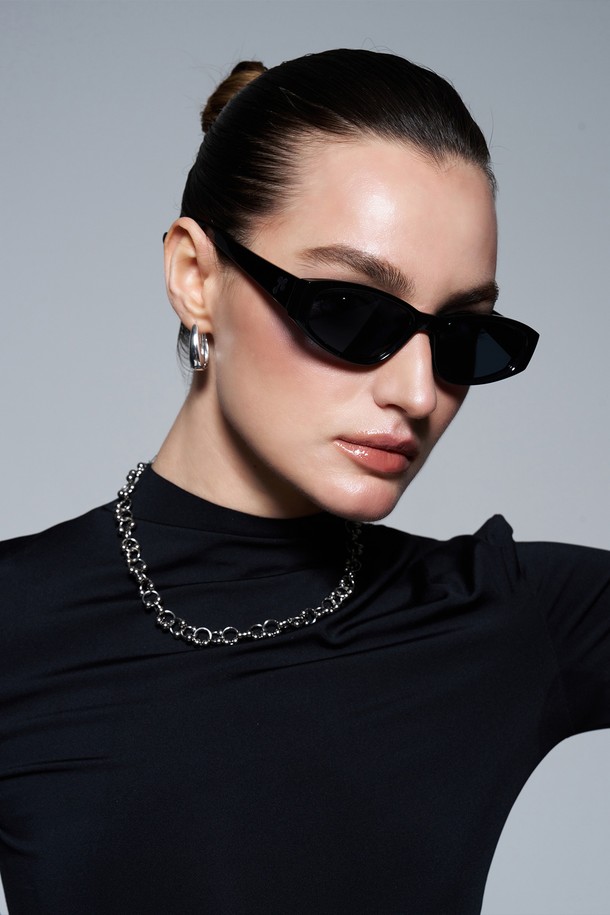 HARVEY 선글라스 4 COLOR는 남녀 모두 착용 가능한 유니섹스 선글라스입니다. 미니멀, 모던, 시크한 스타일을 추구하며, 여행룩과 휴가룩에 잘 어울립니다. 블랙, 브라운 그린, 매트 블랙 3가지 색상으로 출시되었으며, TR소재와 UV400 렌즈를 사용하여 99.99% 자외선 차단 기능을 제공합니다. 오벌 프레임과 라이징 엔드피스 디자인, 무지 패턴으로 세련된 멋을 더했습니다. 고탄성, 경량 디자인으로 편안한 착용감을 선사하며, 다양한 얼굴형에 잘 어울립니다.
