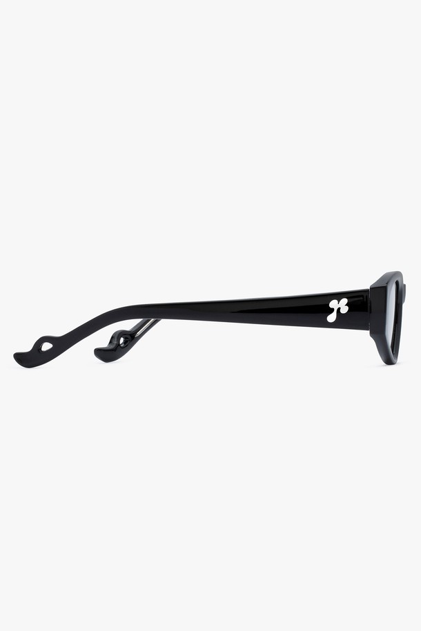 HARVEY (하비) 선글라스 4 COLOR는 미니멀하고 모던한 스타일을 추구하는 분들을 위한 선글라스입니다. 블랙, 브라운, 그린, 매트 블랙 4가지 색상으로 출시되어, 어떤 스타일에도 자연스럽게 어울립니다. TR 소재와 UV400 렌즈를 사용하여 99.99% 자외선 차단 기능을 제공하며, 고탄성과 내구성으로 편안한 착용감을 선사합니다. 스퀘어 오벌 프레임과 클로버 모티브 디자인 장식은 도시적인 무드를 더하며, 카페룩, 여행룩 등 다양한 TPO에 활용 가능합니다. 구성품으로는 선글라스 케이스와 렌즈 클리닝 천이 포함되어 있습니다.
