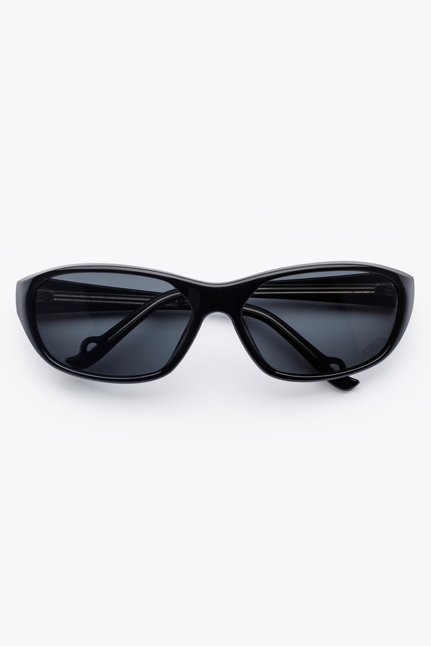 CORA 선글라스 3 COLOR는 미니멀하고 모던한 스타일을 추구하는 남녀 모두를 위한 선글라스입니다. 블랙, 매트 블랙, HOPI 세 가지 컬러로 출시되었으며, TR 소재로 제작되어 튼튼하고 가볍습니다. 알파벳 R 디자인을 기반으로 부드러운 곡선과 클로버 모티프 장식이 돋보이며, UV400 자외선 차단 기능으로 눈을 보호합니다. 데이트룩, 여행룩 등 다양한 TPO에 활용 가능하며, 보호 케이스와 렌즈 클리닝 천이 함께 제공됩니다.
