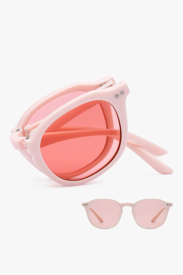 ZEHE 선글라스 핑크는 휴가, 여행, 리조트룩에 어울리는 선글라스입니다. 미니멀, 클래식, 리조트 스타일을 추구하는 분들께 적합하며, 핑크, 블랙, 그레이, 코코아버터, 피치 등 다양한 컬러 옵션을 제공합니다. 메탈과 TR 소재로 제작되어 가볍고 편안한 착용감을 선사하며, UV 차단 기능을 갖춰 눈 건강을 보호합니다. 무지 디자인으로 어떤 스타일에도 쉽게 매치할 수 있는 실용적인 아이템입니다.
