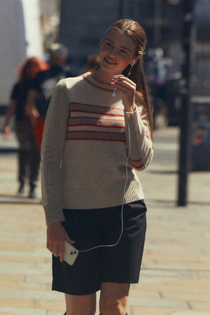 스트라이프 배색 울혼방 라운드 니트 (베이지)_BEIGE-a