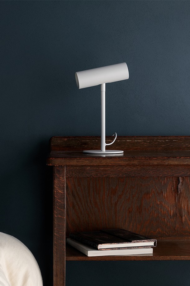 [PLUS MINUS ZERO] LED 스탠드 라이트 2color는 심플한 디자인의 LED 스탠드입니다. 플라스틱 소재로 제작되었으며, 책상 위에 두고 사용하기에 적합합니다. 일상생활에서 조명 용도로 사용하기 좋으며, 미니멀한 스타일을 추구하는 분들께 추천합니다. 색상은 화이트 1가지로 제공되며, 2가지 색상으로 조절 가능하여 사용자의 취향에 맞춰 사용할 수 있습니다.
