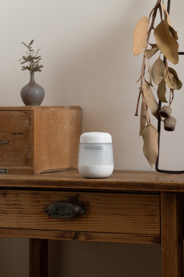 [PLUS MINUS ZERO] 유무선 보풀제거기 H010 화이트는 의류의 보풀을 간편하게 제거해주는 제품입니다. 무선 사용이 가능하여 휴대성이 뛰어나며, 충전식으로 편리하게 사용할 수 있습니다. 깔끔한 화이트 색상과 심플한 디자인으로 제작되었습니다. 모델명은 H010이며, 일상생활에서 유용하게 활용할 수 있습니다. 플라스틱 소재로 제작되어 가볍고 내구성이 좋습니다.
