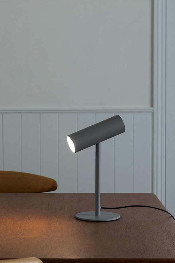 [PLUS MINUS ZERO] LED 스탠드 라이트 (2color)는 미니멀하고 모던한 스타일의 LED 스탠드입니다. 에폭시 소재로 제작되었으며, 테이블 위에 두고 사용하는 스탠드형 조명입니다. 일상생활에서 조명 기능으로 사용하기 적합하며, 그레이 색상 중 선택할 수 있습니다. 심플한 디자인으로 어떤 공간에도 잘 어울립니다. LED 조명으로 은은하고 효율적인 빛을 제공합니다.
