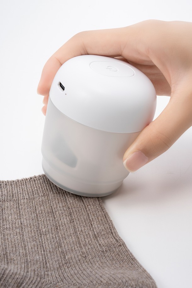 [PLUS MINUS ZERO] 유무선 보풀제거기 H010 화이트는 의류의 보풀을 간편하게 제거해주는 제품입니다. 무선 사용이 가능하여 휴대성이 뛰어나며, 충전식으로 편리하게 사용할 수 있습니다. 깔끔한 화이트 색상과 심플한 디자인으로 제작되었습니다. 모델명은 H010이며, 일상생활에서 유용하게 활용할 수 있습니다. 플라스틱 소재로 제작되어 가볍고 내구성이 좋습니다.
