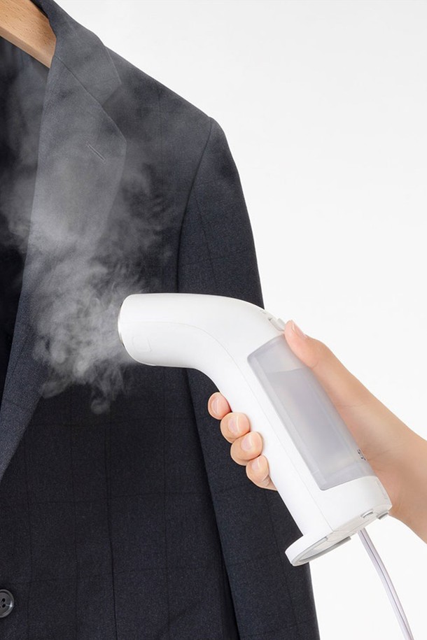 [PLUS MINUS ZERO] 스팀다리미S J020은 심플하고 미니멀한 디자인의 플라스틱 소재 스팀다리미입니다. 화이트 색상으로 깔끔함을 더했으며, 옷감 관리에 용이하도록 스팀 기능을 제공합니다. 컴팩트한 사이즈로 휴대성이 뛰어나, 언제 어디서든 간편하게 의류 관리가 가능합니다. 다림질 기능으로 옷의 주름을 효과적으로 제거하여 깔끔한 스타일을 연출할 수 있습니다. [PLUS MINUS ZERO] 스팀다리미S J020으로 간편하게 의류 관리를 시작해 보세요.
