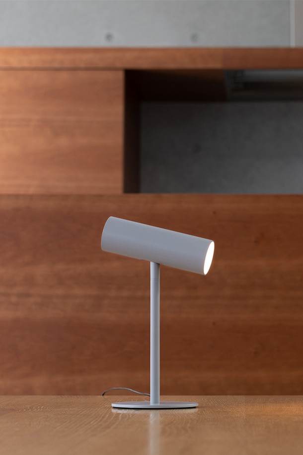 [PLUS MINUS ZERO] LED 스탠드 라이트 (2color)는 미니멀하고 모던한 스타일의 LED 스탠드입니다. 에폭시 소재로 제작되었으며, 테이블 위에 두고 사용하는 스탠드형 조명입니다. 일상생활에서 조명 기능으로 사용하기 적합하며, 그레이 색상 중 선택할 수 있습니다. 심플한 디자인으로 어떤 공간에도 잘 어울립니다. LED 조명으로 은은하고 효율적인 빛을 제공합니다.
