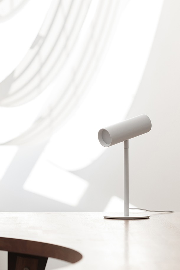 [PLUS MINUS ZERO] LED 스탠드 라이트 2color는 심플한 디자인의 LED 스탠드입니다. 플라스틱 소재로 제작되었으며, 책상 위에 두고 사용하기에 적합합니다. 일상생활에서 조명 용도로 사용하기 좋으며, 미니멀한 스타일을 추구하는 분들께 추천합니다. 색상은 화이트 1가지로 제공되며, 2가지 색상으로 조절 가능하여 사용자의 취향에 맞춰 사용할 수 있습니다.
