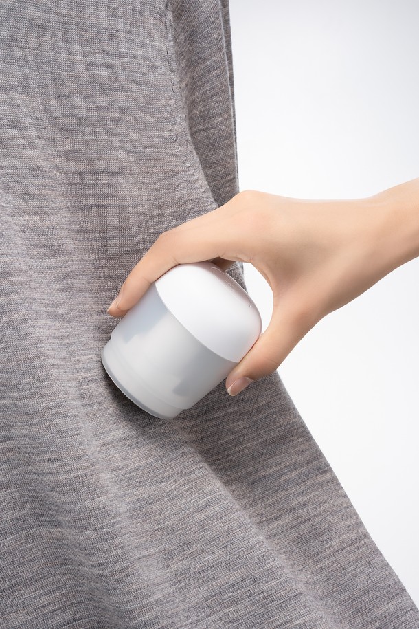 [PLUS MINUS ZERO] 유무선 보풀제거기 H010 화이트는 의류의 보풀을 간편하게 제거해주는 제품입니다. 무선 사용이 가능하여 휴대성이 뛰어나며, 충전식으로 편리하게 사용할 수 있습니다. 깔끔한 화이트 색상과 심플한 디자인으로 제작되었습니다. 모델명은 H010이며, 일상생활에서 유용하게 활용할 수 있습니다. 플라스틱 소재로 제작되어 가볍고 내구성이 좋습니다.
