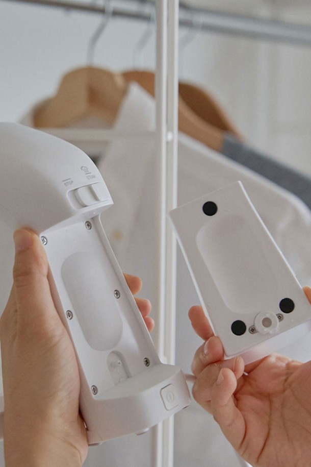 [PLUS MINUS ZERO] 스팀다리미S J020은 심플하고 미니멀한 디자인의 플라스틱 소재 스팀다리미입니다. 화이트 색상으로 깔끔함을 더했으며, 옷감 관리에 용이하도록 스팀 기능을 제공합니다. 컴팩트한 사이즈로 휴대성이 뛰어나, 언제 어디서든 간편하게 의류 관리가 가능합니다. 다림질 기능으로 옷의 주름을 효과적으로 제거하여 깔끔한 스타일을 연출할 수 있습니다. [PLUS MINUS ZERO] 스팀다리미S J020으로 간편하게 의류 관리를 시작해 보세요.
