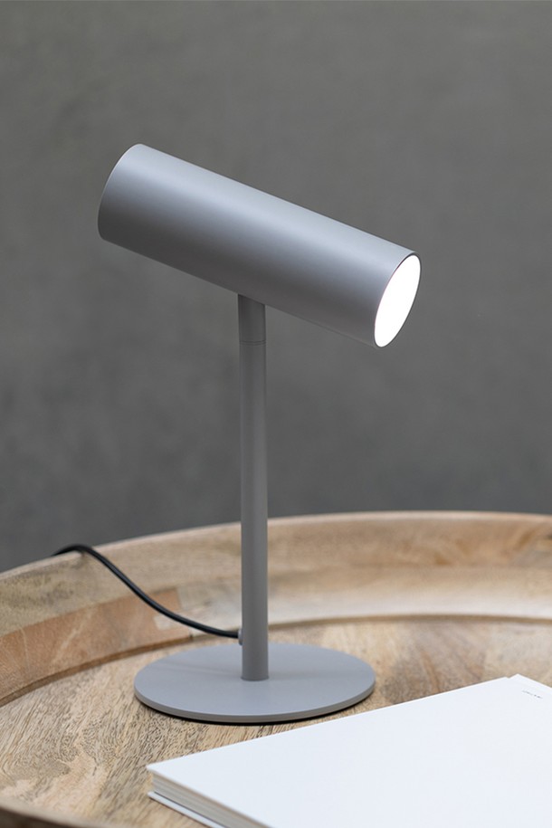 [PLUS MINUS ZERO] LED 스탠드 라이트 (2color)는 미니멀하고 모던한 스타일의 LED 스탠드입니다. 에폭시 소재로 제작되었으며, 테이블 위에 두고 사용하는 스탠드형 조명입니다. 일상생활에서 조명 기능으로 사용하기 적합하며, 그레이 색상 중 선택할 수 있습니다. 심플한 디자인으로 어떤 공간에도 잘 어울립니다. LED 조명으로 은은하고 효율적인 빛을 제공합니다.
