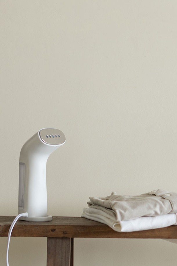 [PLUS MINUS ZERO] 스팀다리미S J020은 심플하고 미니멀한 디자인의 플라스틱 소재 스팀다리미입니다. 화이트 색상으로 깔끔함을 더했으며, 옷감 관리에 용이하도록 스팀 기능을 제공합니다. 컴팩트한 사이즈로 휴대성이 뛰어나, 언제 어디서든 간편하게 의류 관리가 가능합니다. 다림질 기능으로 옷의 주름을 효과적으로 제거하여 깔끔한 스타일을 연출할 수 있습니다. [PLUS MINUS ZERO] 스팀다리미S J020으로 간편하게 의류 관리를 시작해 보세요.
