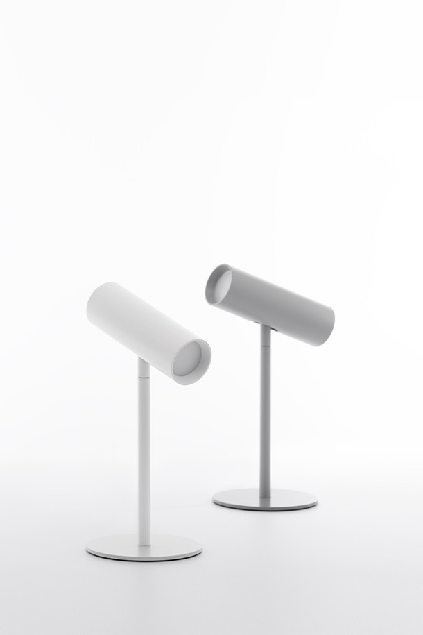 [PLUS MINUS ZERO] LED 스탠드 라이트 2color는 심플한 디자인의 LED 스탠드입니다. 플라스틱 소재로 제작되었으며, 책상 위에 두고 사용하기에 적합합니다. 일상생활에서 조명 용도로 사용하기 좋으며, 미니멀한 스타일을 추구하는 분들께 추천합니다. 색상은 화이트 1가지로 제공되며, 2가지 색상으로 조절 가능하여 사용자의 취향에 맞춰 사용할 수 있습니다.
