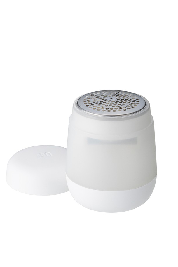 [PLUS MINUS ZERO] 유무선 보풀제거기 H010 화이트는 의류의 보풀을 간편하게 제거해주는 제품입니다. 무선 사용이 가능하여 휴대성이 뛰어나며, 충전식으로 편리하게 사용할 수 있습니다. 깔끔한 화이트 색상과 심플한 디자인으로 제작되었습니다. 모델명은 H010이며, 일상생활에서 유용하게 활용할 수 있습니다. 플라스틱 소재로 제작되어 가볍고 내구성이 좋습니다.
