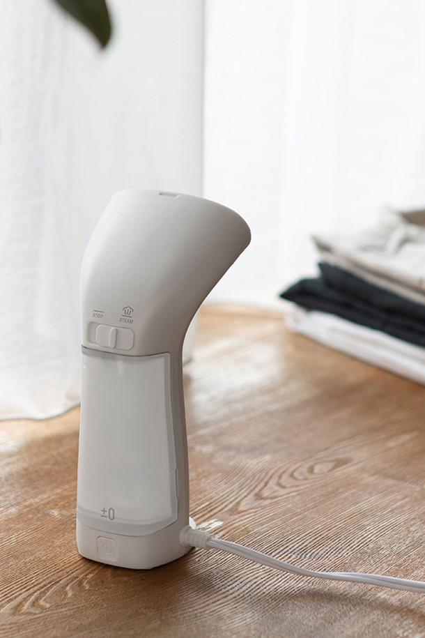 [PLUS MINUS ZERO] 스팀다리미S J020은 심플하고 미니멀한 디자인의 플라스틱 소재 스팀다리미입니다. 화이트 색상으로 깔끔함을 더했으며, 옷감 관리에 용이하도록 스팀 기능을 제공합니다. 컴팩트한 사이즈로 휴대성이 뛰어나, 언제 어디서든 간편하게 의류 관리가 가능합니다. 다림질 기능으로 옷의 주름을 효과적으로 제거하여 깔끔한 스타일을 연출할 수 있습니다. [PLUS MINUS ZERO] 스팀다리미S J020으로 간편하게 의류 관리를 시작해 보세요.
