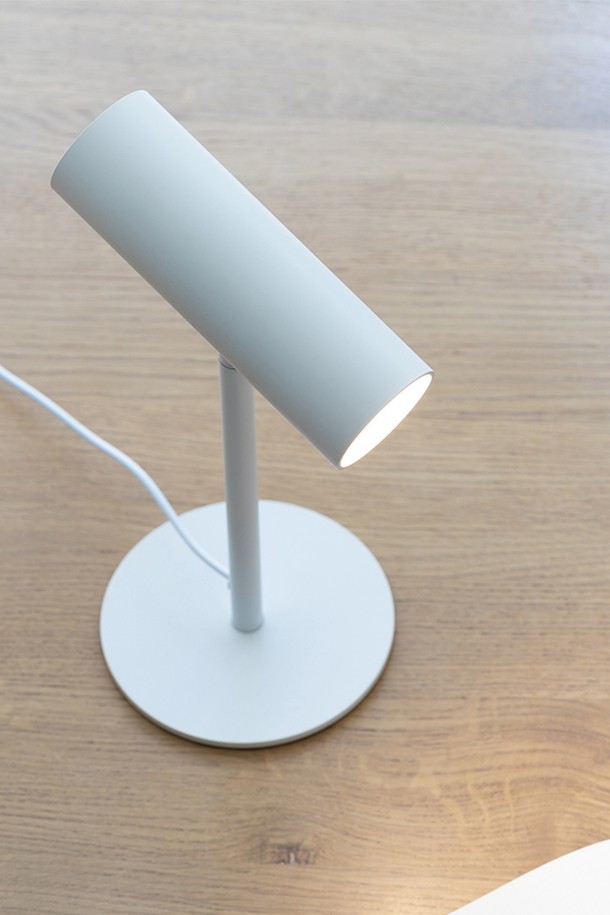 [PLUS MINUS ZERO] LED 스탠드 라이트 2color는 심플한 디자인의 LED 스탠드입니다. 플라스틱 소재로 제작되었으며, 책상 위에 두고 사용하기에 적합합니다. 일상생활에서 조명 용도로 사용하기 좋으며, 미니멀한 스타일을 추구하는 분들께 추천합니다. 색상은 화이트 1가지로 제공되며, 2가지 색상으로 조절 가능하여 사용자의 취향에 맞춰 사용할 수 있습니다.
